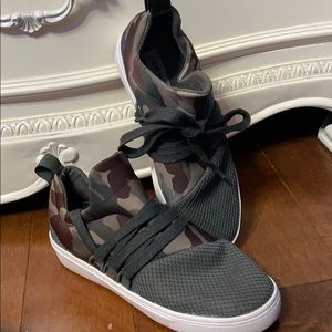 STEVE MADDEN SNEAKERS